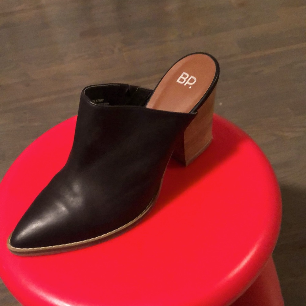 Everyone should have this leather shoes